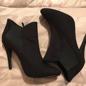 Black bootie heels size M 7/8